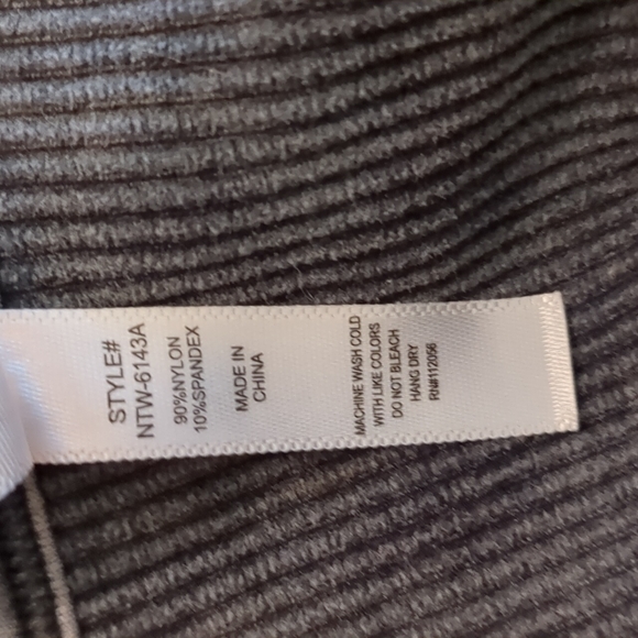 Zenana S/M sports bra in black, sized S/M - Picture 7 of 7